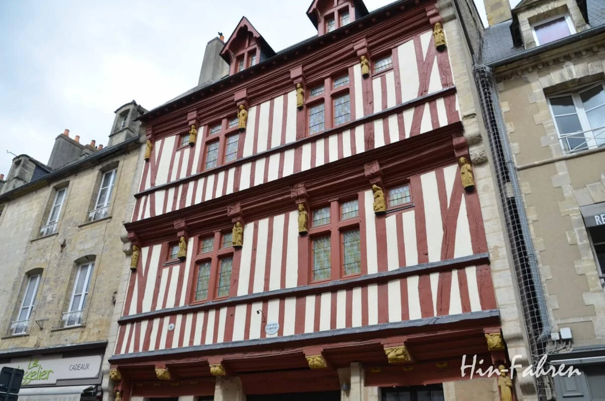 Normandie-Wohnmobil-Tour: Schönes Fachwerkhaus in Bayeux