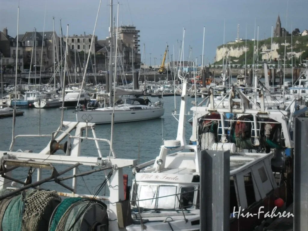 Rundreise Wohnmobil Normandie: Segelschiffe und Fischerboote im malerischen Hafen von Dieppe