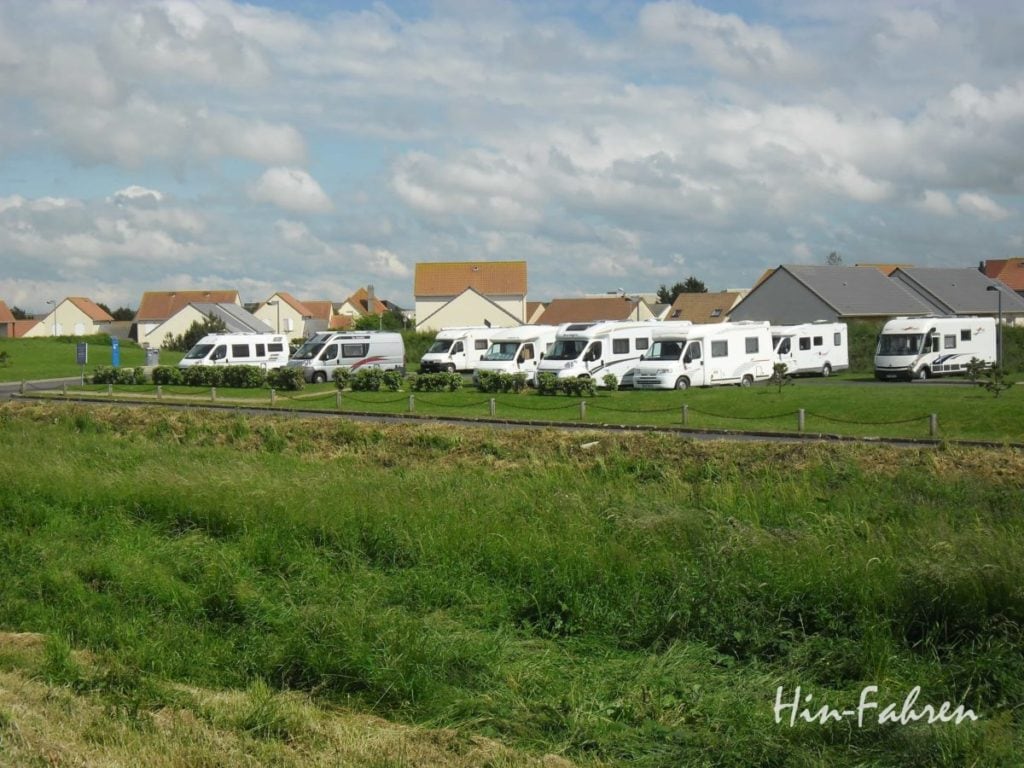 Wohnmobiltour Normandie: Wohnmobile auf dem Stellplatz an der Alabasterküste