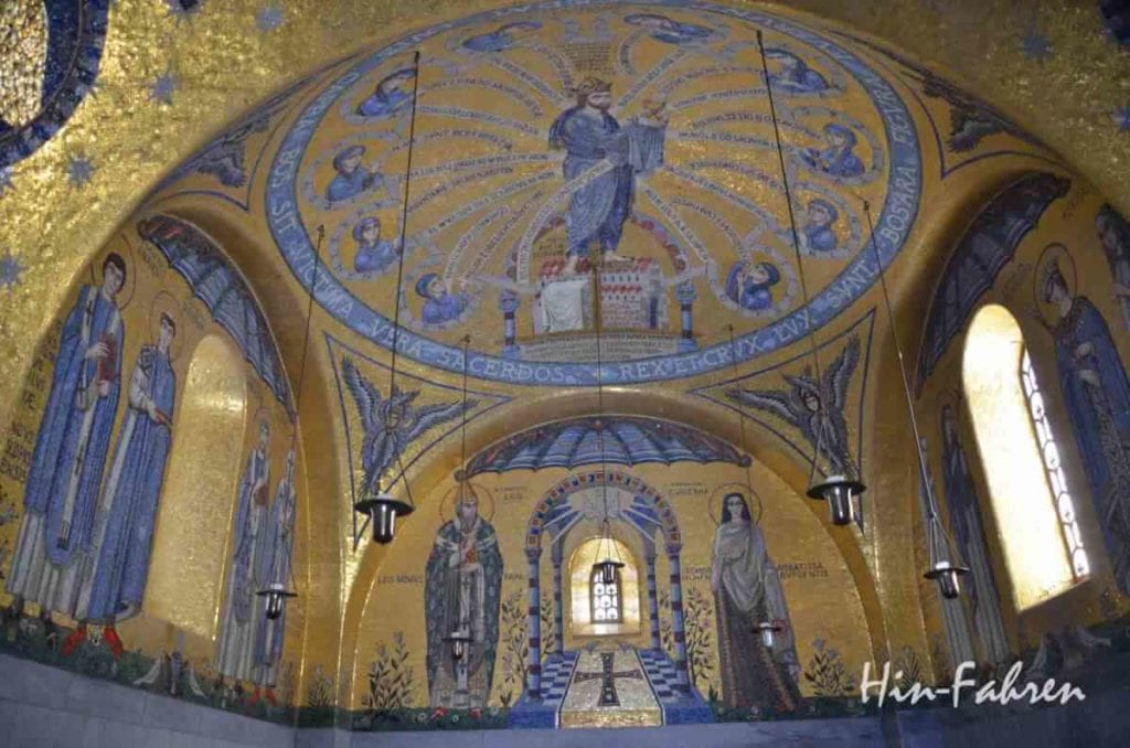 Goldene Moasiken über dem Altar in der Tränenkapelle