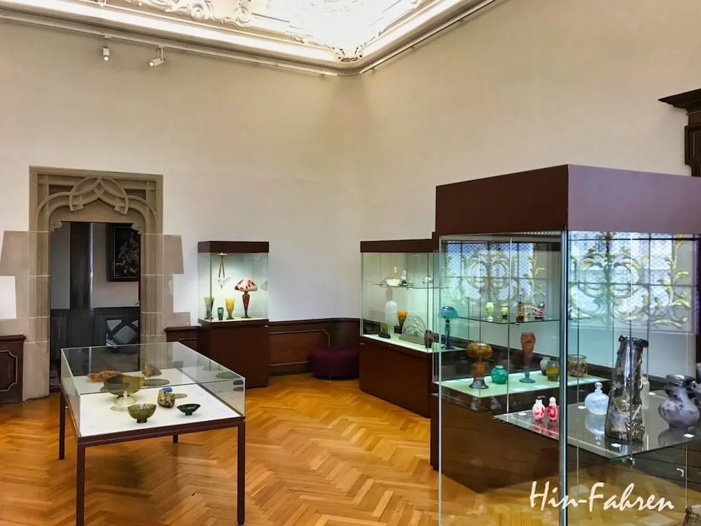 Präsentation der Sammlung historischer Gläser im Museum Haguenau im Elsass