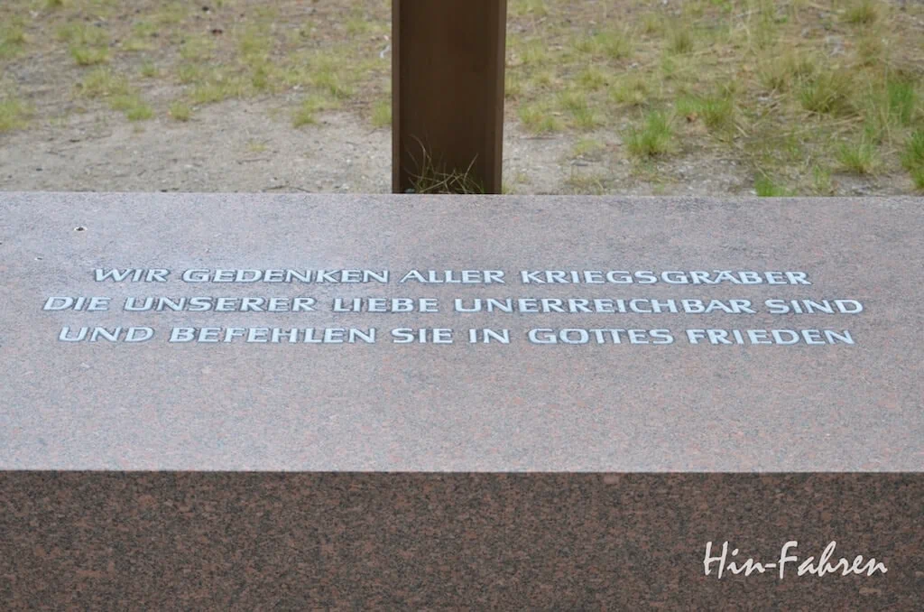 Sockel des Gedenkkreuzes des finnischen Soldatenfriedhofs