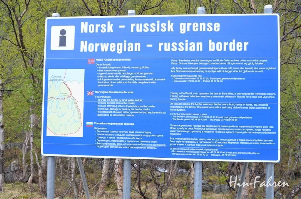 Schild mit Grenzverlauf und Anweisungen