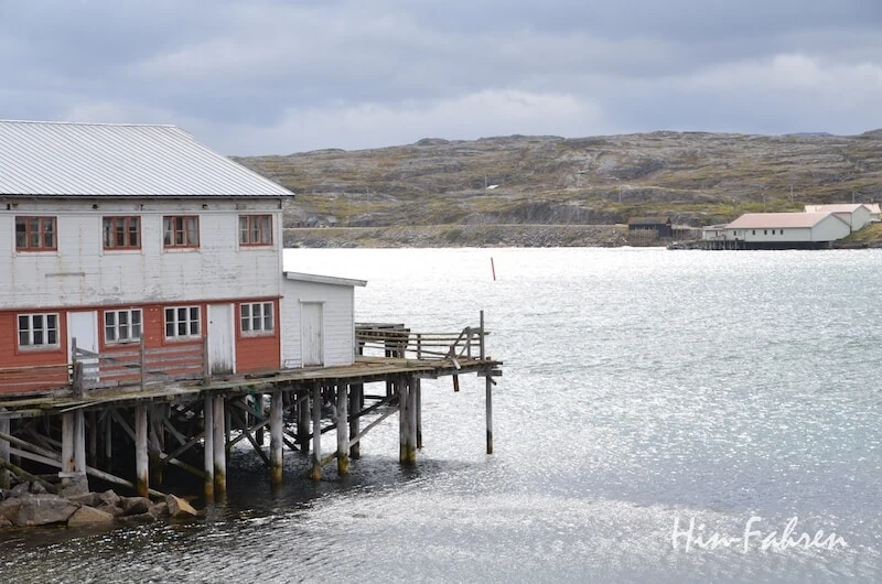 Blick aus dem Wohnmobilfenster aufs Meer: Alte Fischeranlagen in Bugøynes