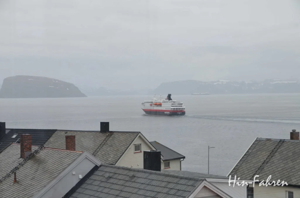 Hammerfest: Blick über die Dächer aufs Meer und das Schiff der Hurtigruten