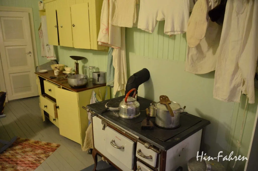 Museum Hammerfest: Ofen und Einrichtung in einer der Baracken