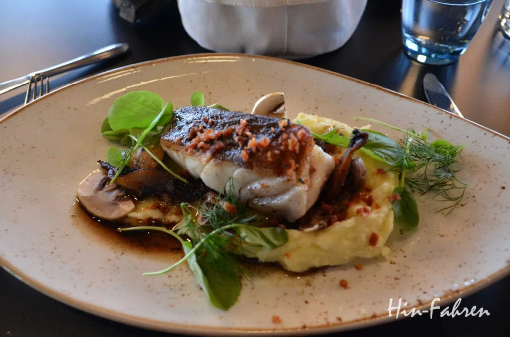 Fisch mit Kartoffelbrei und Gemüse im Restaurant am Nordkap