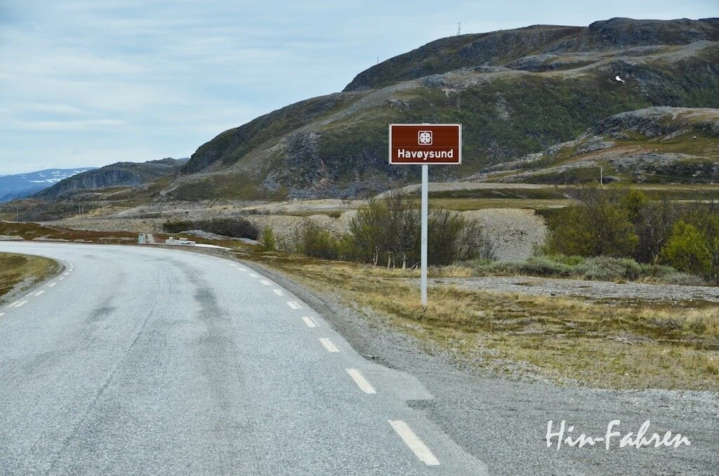 Abstecher auf dem Weg zum Nordkap: Ein Schild weist auf den Anfang der Landschaftsroute Havøysund hin
