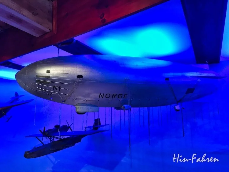 Mit dem Wohnmobil in Tromsö: Modelle eines Zeppelin und Wasserflugzeug