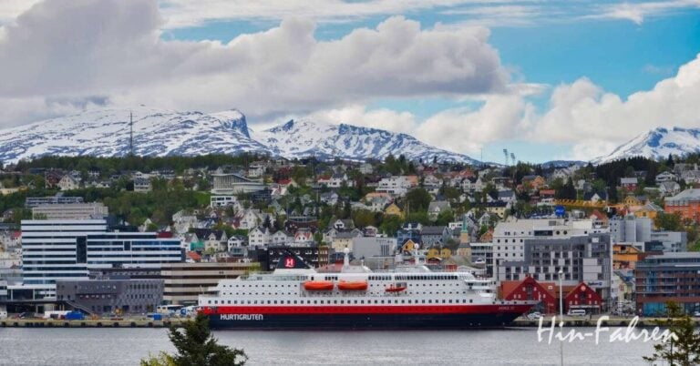 Tromso Camping: Hurtigrutenschiff im Hafen von Tromsö