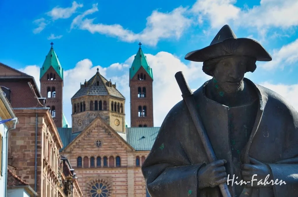 Pilgerfigur und Dom in Speyer