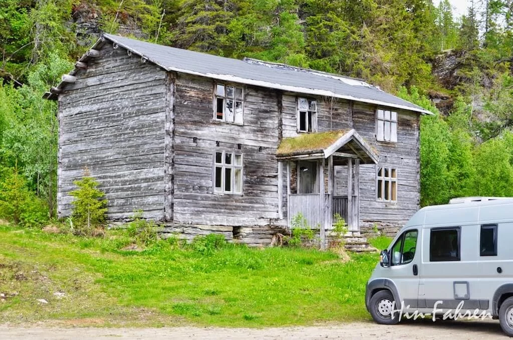 Wohnmobil parkt neben einem alten Bauernhof in Norwegen