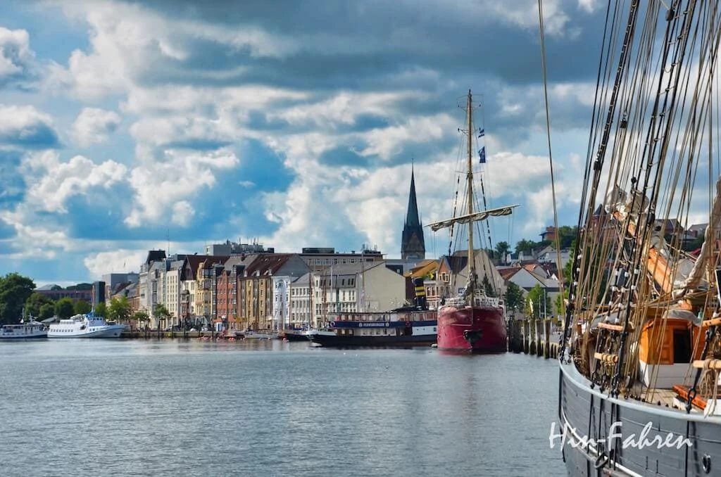Blick auf Hafen und Stadt in Flensburg