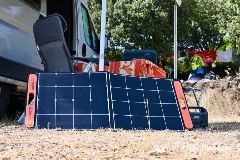 Mobiles Solarmodul auf dem Campingplatz im Einsatz beim Laden der Powerstation