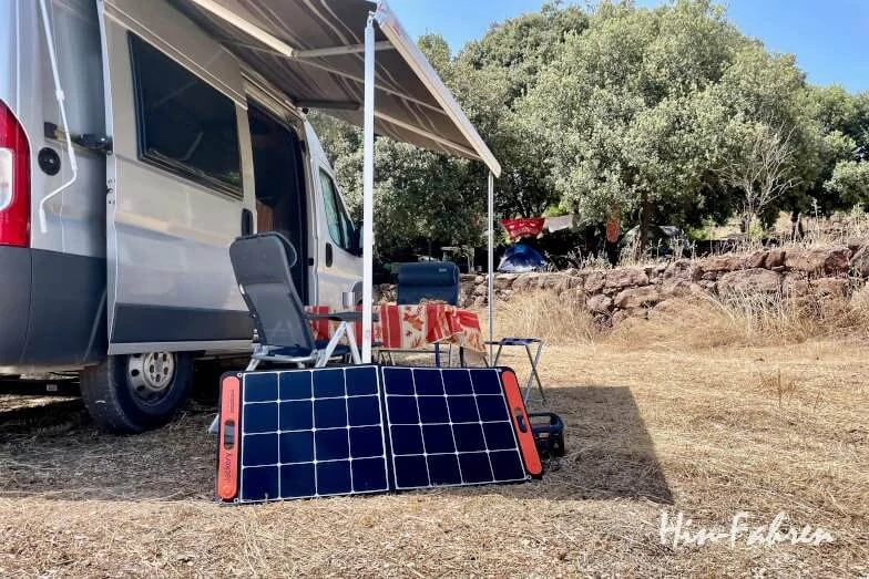 Wohnmobil Powerstation und Solarfeld auf dem Campingplatz im Test