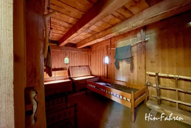 Wohnmobiltour Harz: Blick ins Innere eines rekonstruierten Hauses in Tilleda