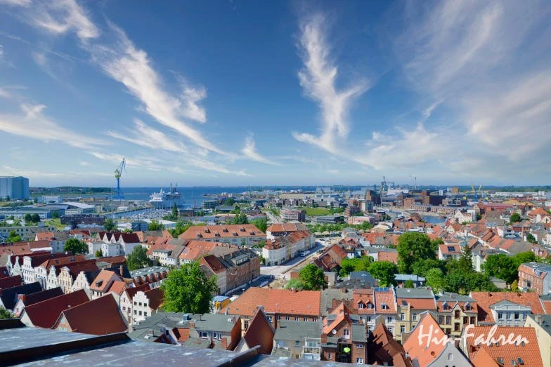 Blick von Oben auf Hafen, Stadt und Ostsee in Wismar