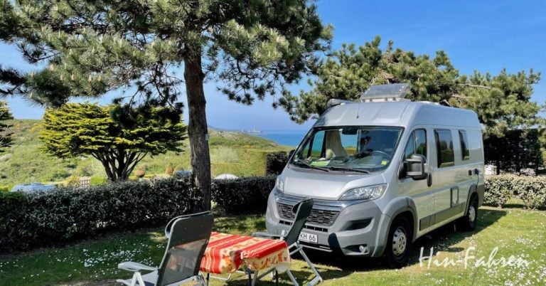 Wohnmobil auf dem Campingplatz in der Bretagne am Meer