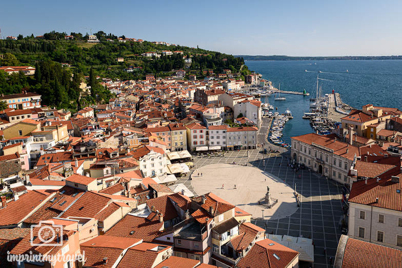 Urlaub in Slowenien: Blick auf die Altstadt von Piran am Mittelmeer