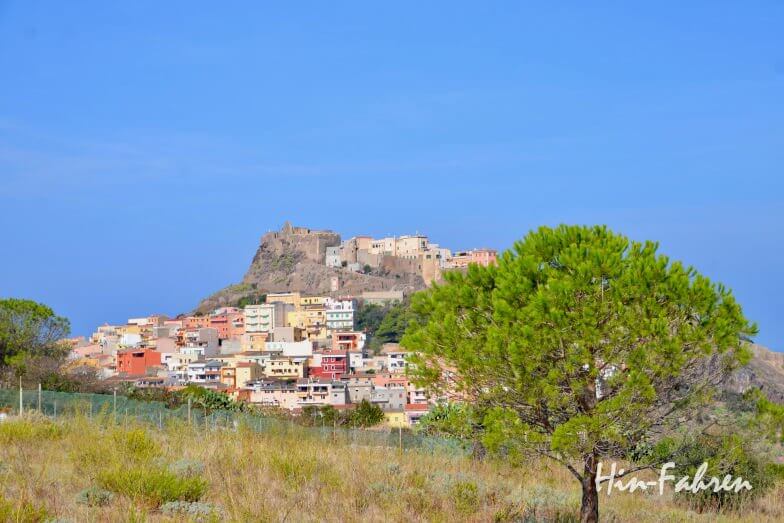 Highlight auf Sardinien: Blick auf den Burgberg von Castelsardo