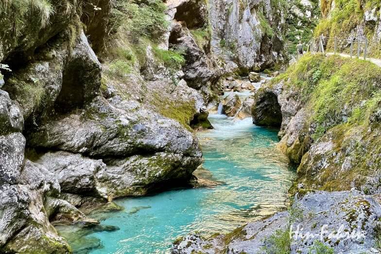 Schlucht mit klarem grünem Wasser. Das Soca-Tal in Slowenien war eines unserer Reiseziele 2022