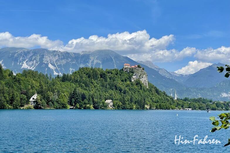 Blick vom Campingplatz am Bleder See in Slowenien