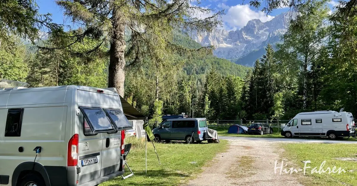 Wohnmobil und Wohnwagen auf dem Campingplatz in Slowenien in den Alpen