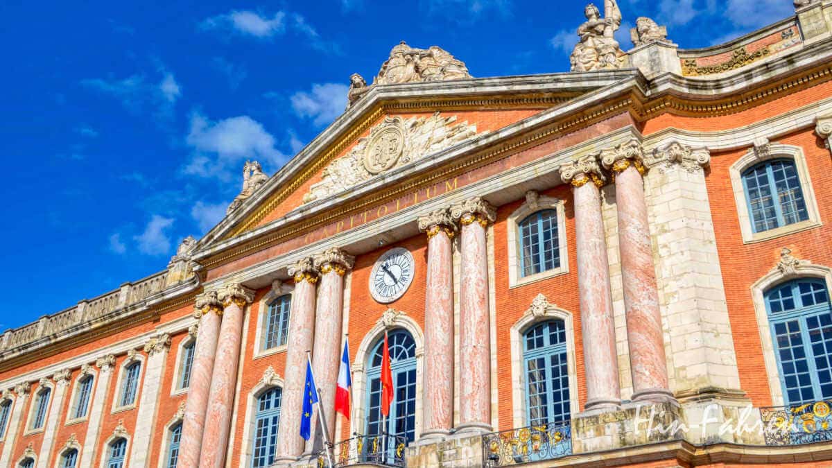 Toulouse Sehenswürdigkeiten: Das Rathaus von Toulouse ist aus rosa schimmernden Ziegeln erbaut
