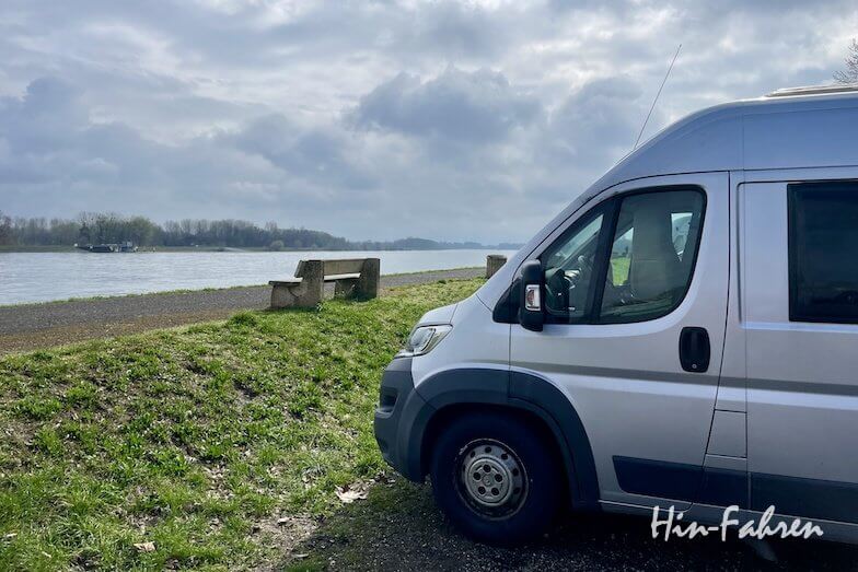 Wohnmobil steht mit der Front zum Rhein
