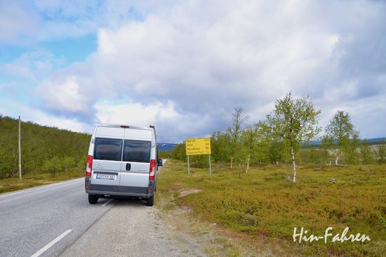 Wohnmobil neben einem Straßenschild
