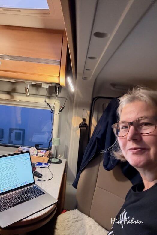 Bloggerin Katja mit dem Laptop vor sich