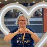 Katja formt mit den Händen ein Herz