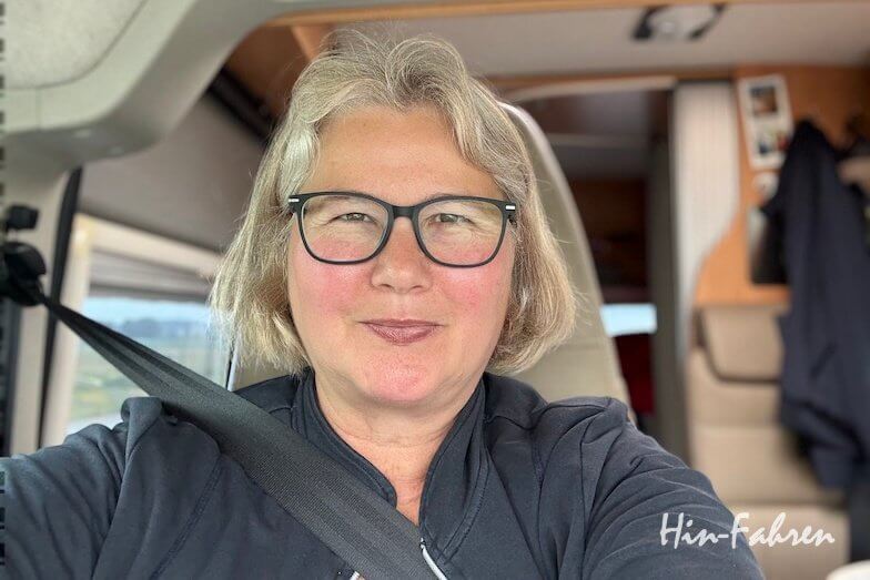 Katja sitzt im Wohnmobil