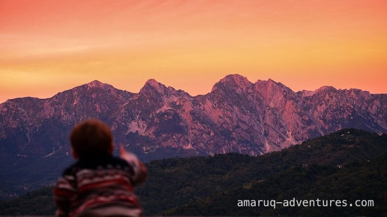 Berge im Hintergrund, davor en Kind