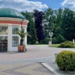 Blick auf Quellpavillon mit grünem Dach