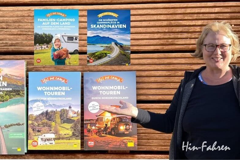 Katja zeigt auf Buchcover