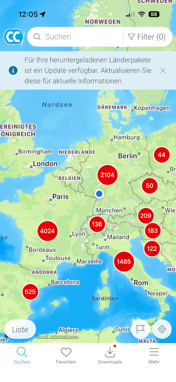 Eine Karte von Mitteleuropa mit roten Kreisen, die die Anzahl der Orte oder Meldungen anzeigen, die sich hauptsächlich in Deutschland, Frankreich und Italien befinden. Der größte Kreis befindet sich über München mit 2104. Die Oberfläche der App ist auf Deutsch.