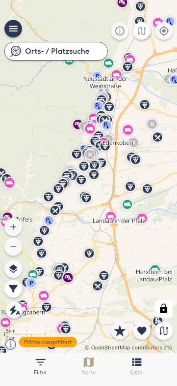 Auf einer Smartphone-Kartenoberfläche werden zahlreiche Symbole angezeigt, die auf verschiedene Orte und Dienstleistungen in der Region Landau in Deutschland hinweisen. Die Karte enthält Navigations- und Filtertasten, mit Standortclustern und hervorgehobenen Suchergebnissen.