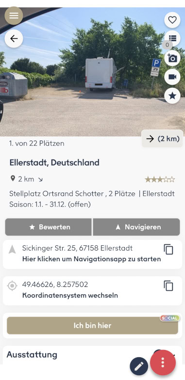 Ein Wohnmobil ist auf einem Schotterplatz in der Nähe von Bäumen geparkt, und ein blaues Parkschild ist zu sehen. Das Bild ist ein Screenshot einer Parkplatz-App, die Details zu einem Parkplatz in Ellerstadt, Deutschland, anzeigt.