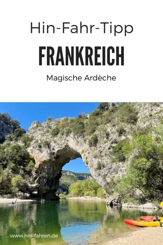 Ein natürlicher Steinbogen überspannt einen klaren Fluss in der Ardèche, umgeben von Bäumen und felsigen Hügeln. Menschen fahren Kajak und entspannen sich am Ufer unter einem strahlend blauen Himmel. Der Text oben hebt Frankreichs bemerkenswerte Ardèche-Region hervor.