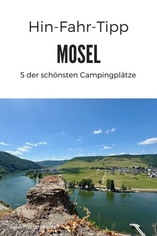 Blick von einem Felsvorsprung auf die Mosel, mit grünen Hügeln, einem kleinen Dorf und den Stellplätzen des Campingplatzes Mosel direkt am Wasser unter strahlend blauem Himmel. Text: „Hin-Fahr-Tipp MOSEL – 5 der schönsten Campingplätze.“