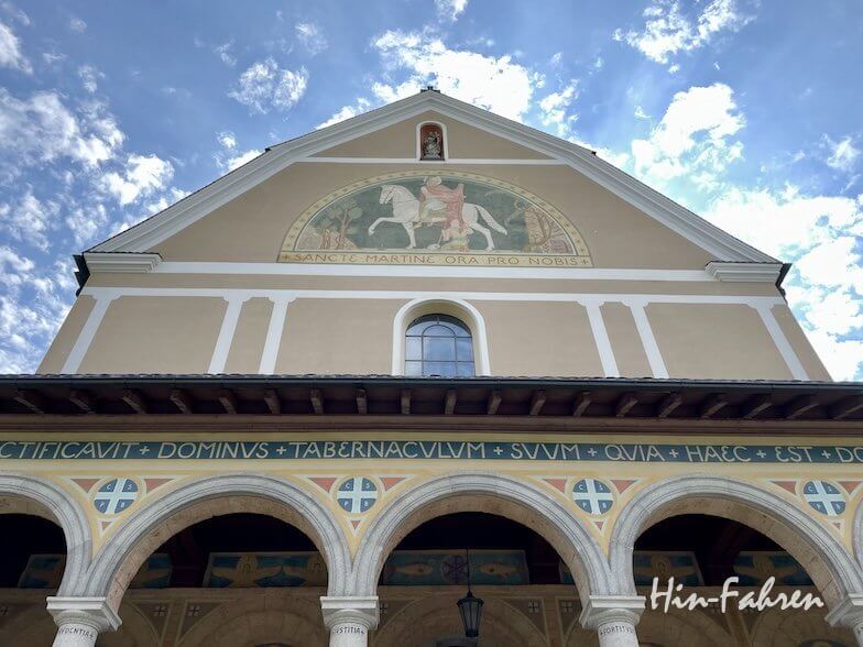 An der Fassade einer Kirche in der Hohenzollernstraße befindet sich ein Mosaik, das den Heiligen Martin zu Pferd über einem Portikus mit lateinischer Inschrift zeigt.